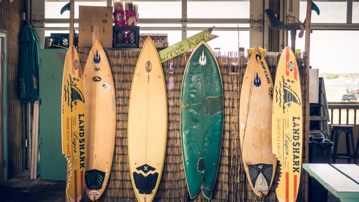 Varias tablas de surf